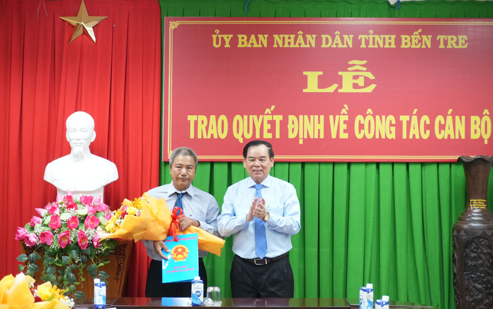 Chủ tịch UBND tỉnh Trần Ngọc Tam trao các quyết định về công tác cán bộ