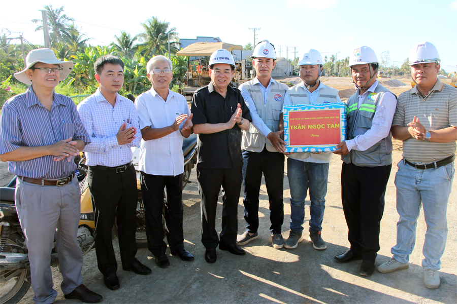 Chủ tịch UBND tỉnh Trần Ngọc Tam thăm, động viên công nhân thi công các công trình trọng điểm xuyên lễ