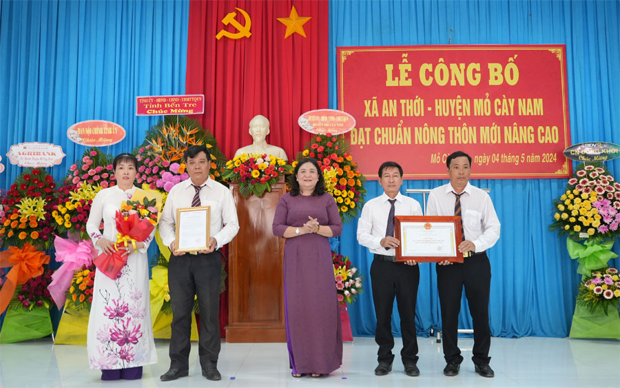 Quyền Bí thư Tỉnh ủy Hồ Thị Hoàng Yến dự Lễ công bố xã An Thới (huyện Mỏ Cày Nam) đạt chuẩn xã nông thôn mới nâng cao