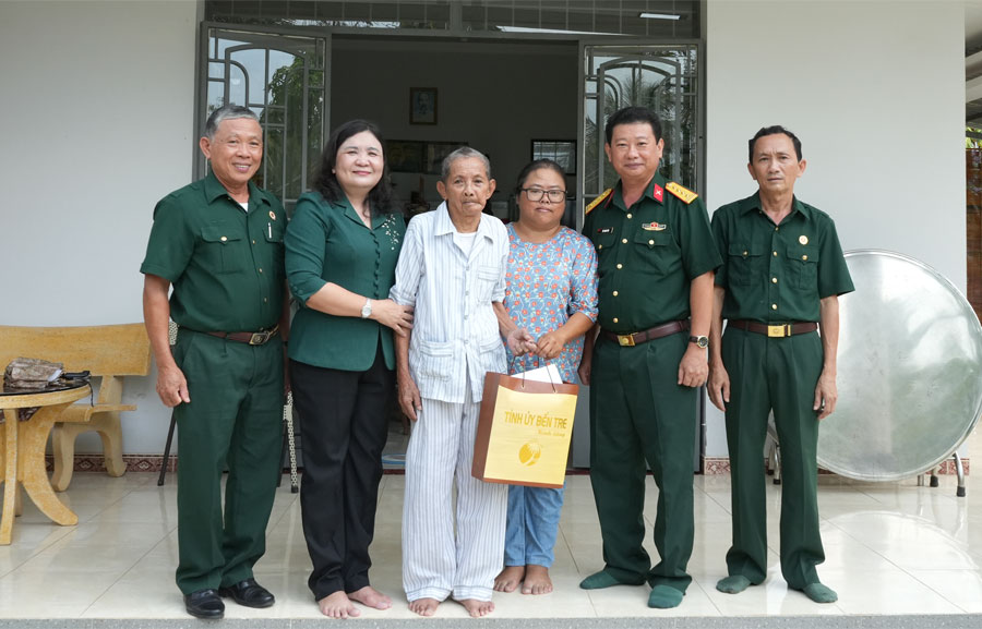 Quyền Bí thư Tỉnh ủy Hồ Thị Hoàng Yến thăm các đồng chí cựu chiến binh tham gia kháng chiến chống Pháp 