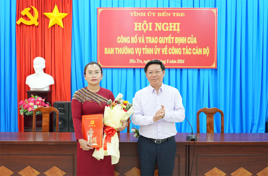 Phó Bí thư Thường trực Tỉnh ủy Trần Thanh Lâm trao quyết định của Ban Thường vụ Tỉnh ủy về công tác cán bộ