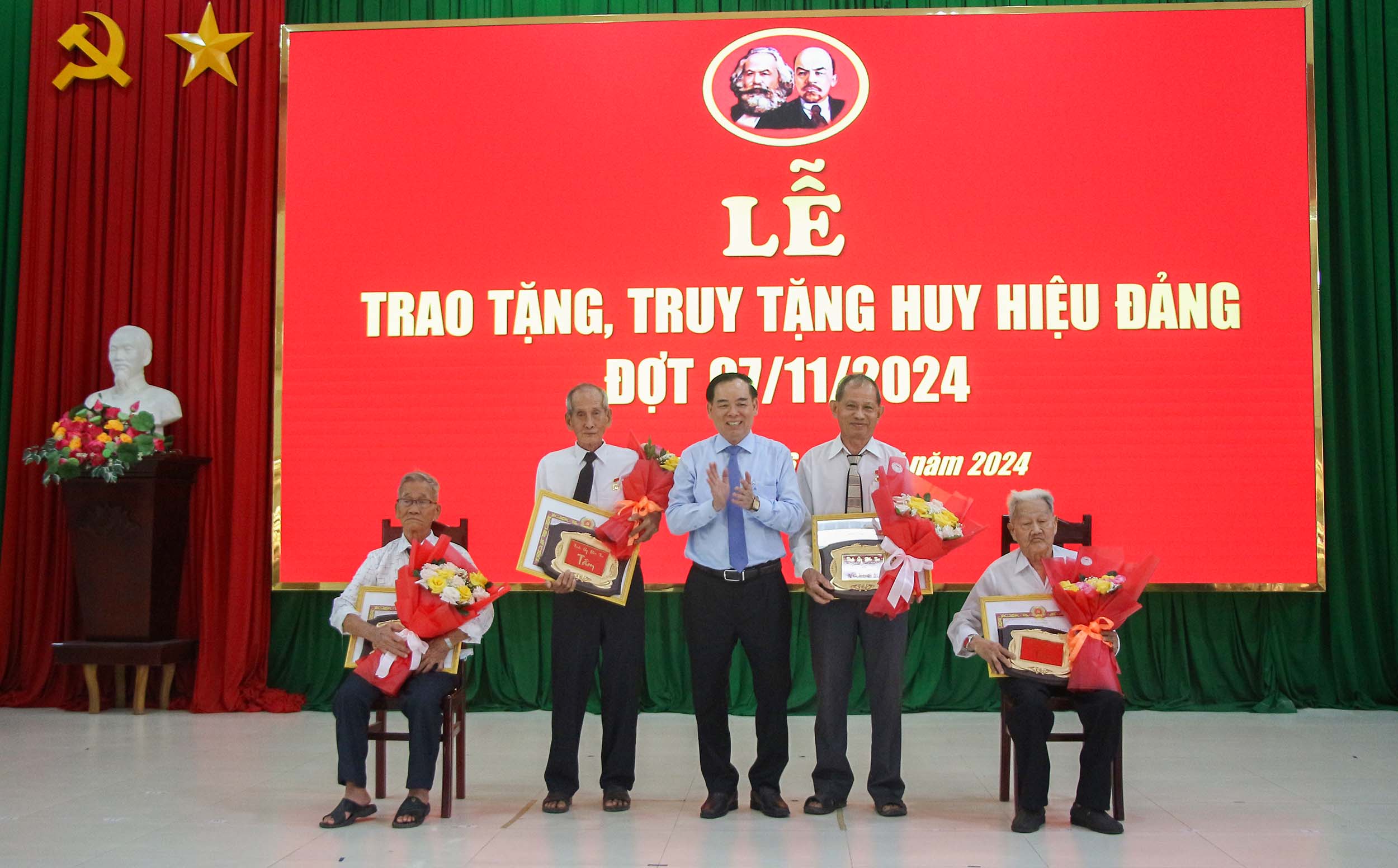 Phó Bí thư Tỉnh ủy - Chủ tịch UBND tỉnh Trần Ngọc Tam dự Lễ trao, truy tặng Huy hiệu Đảng tại huyện Giồng Trôm