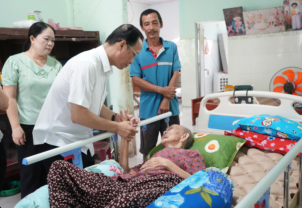 Phó Chủ tịch Thường trực UBND tỉnh Nguyễn Trúc Sơn thăm, tặng quà Mẹ Việt Nam anh hùng, người có công tiêu biểu