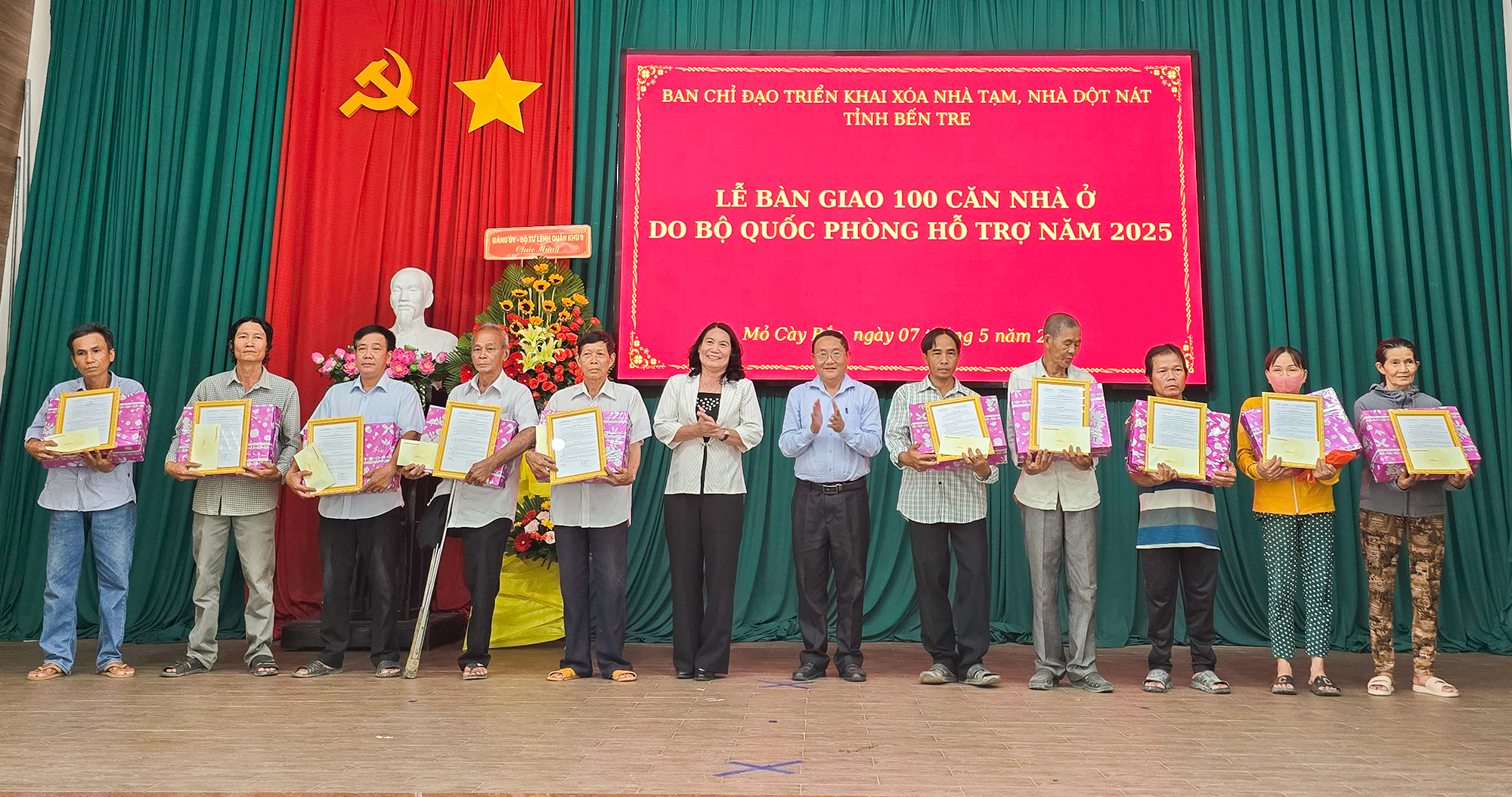 Bến Tre: Bàn giao 100 căn nhà do Bộ Quốc phòng hỗ trợ năm 2025