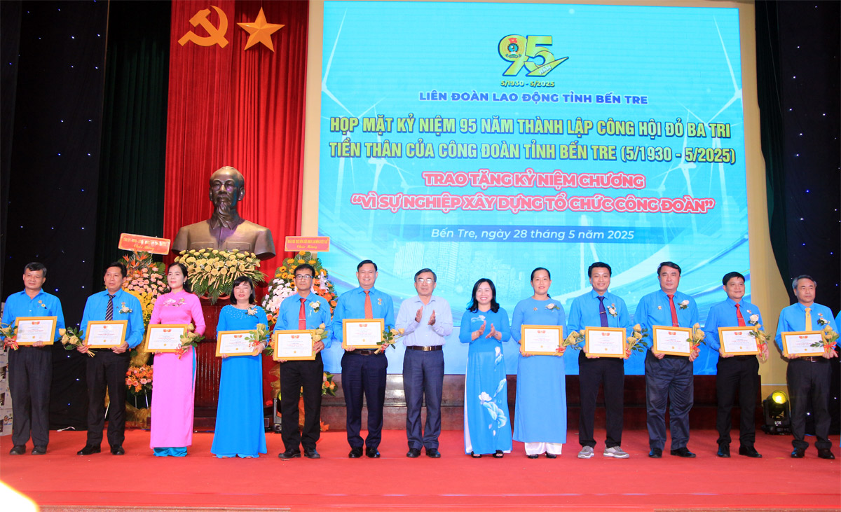 Bến Tre tuyên dương 83 cán bộ công đoàn tiêu biểu, xuất sắc 