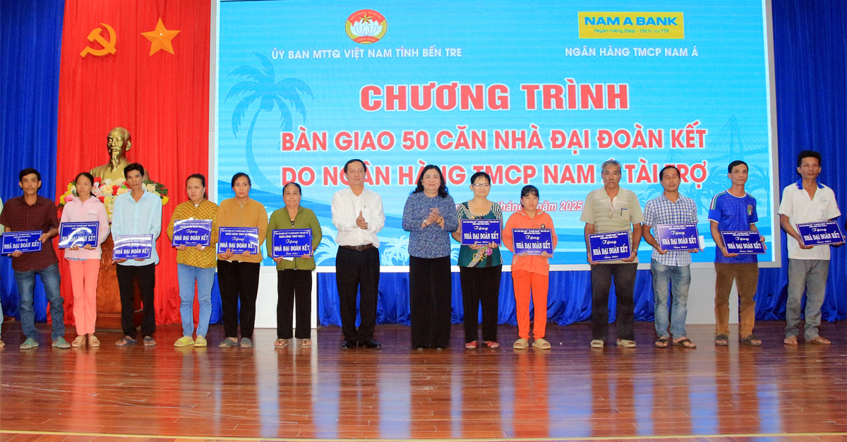 Bàn giao 50 căn nhà Đại đoàn kết do Ngân hàng TMCP Nam Á tài trợ tại huyện Mỏ Cày Nam