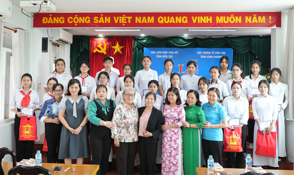 Trao học bổng Nguyễn Thị Định cho học sinh nghèo, hiếu học