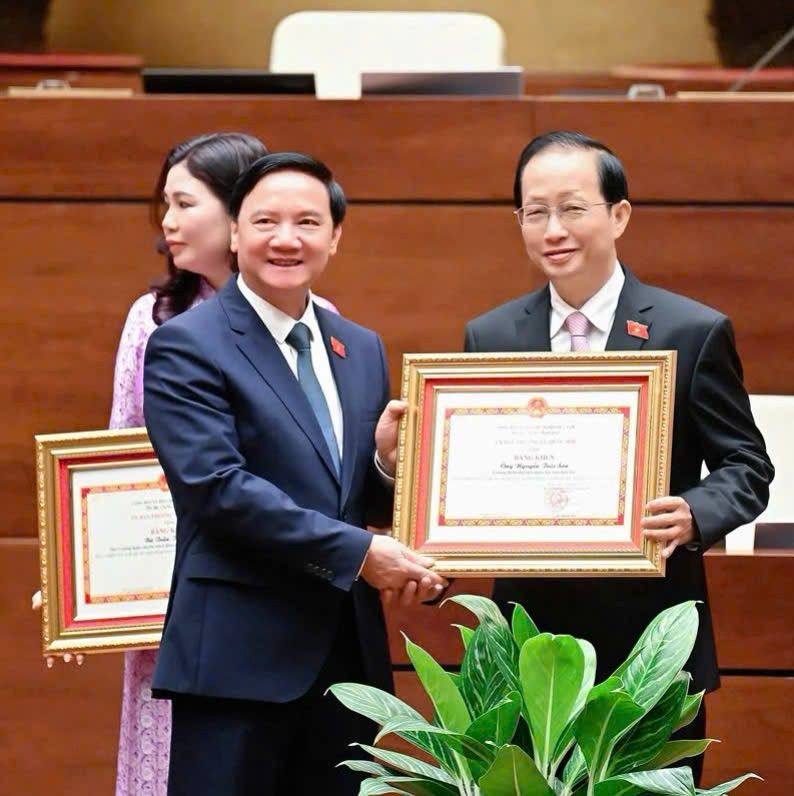 Trưởng đoàn, Phó Trưởng đoàn chuyên trách Đoàn đại biểu Quốc hội tỉnh Bến Tre được tặng bằng khen của Ủy ban Thường vụ Quốc hội