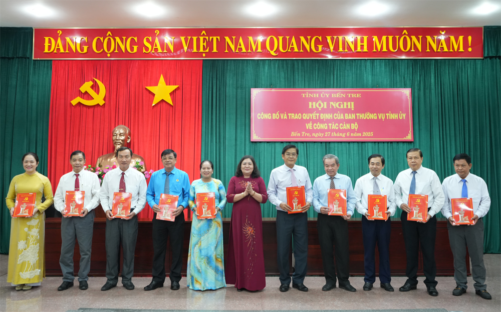 Bến Tre công bố và trao các quyết định về công tác cán bộ